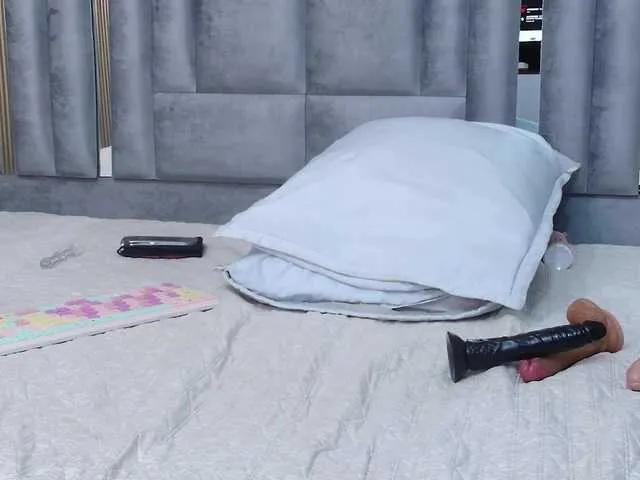 Explore amazing slut Cutepetitee cutepetitee from BongaCams