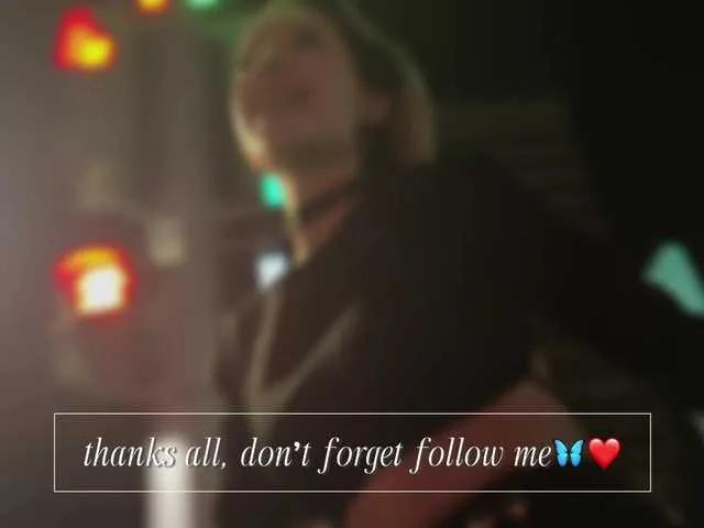 Masturbate to Emely1benz, she wants to masturbate for you emely1benz from BongaCams