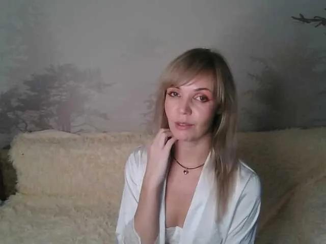 Watch Kissz, she wants to masturbate for you Kissz from BongaCams