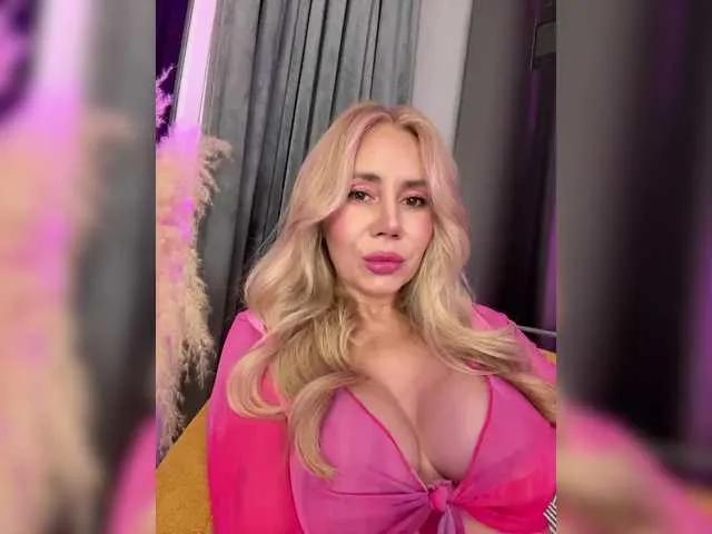 Lunesa from BongaCams