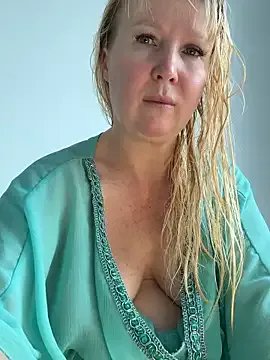 EmmaInLove23 from StripChat