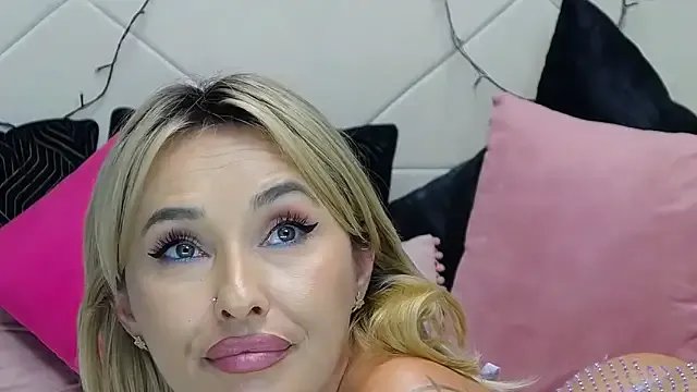 IssaSmith from StripChat