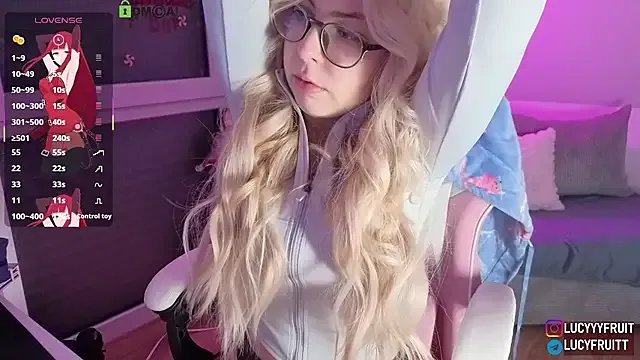 Livewithlucy from StripChat